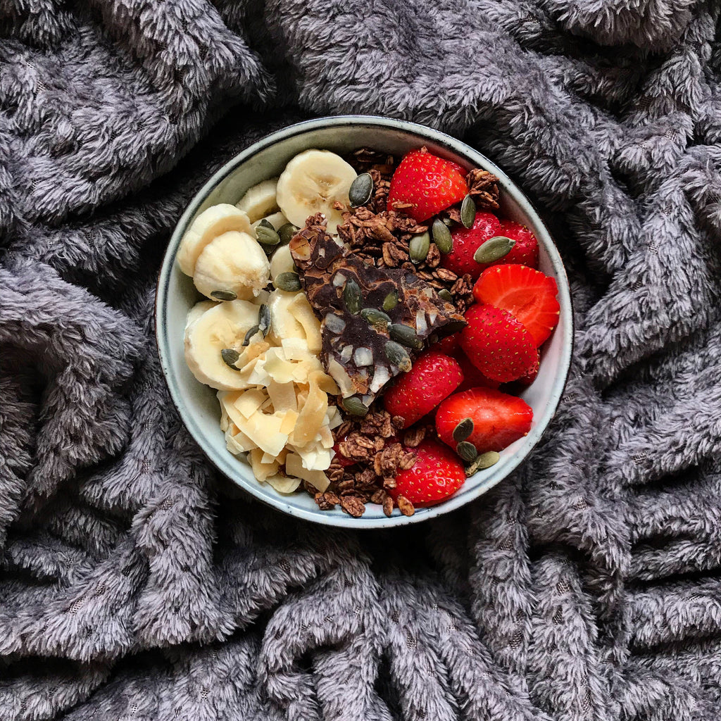 Banana and cacao smoothie breakfast bowl – Coconut Merchant