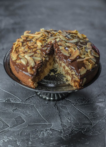 Make this: Vegan coconut macaroon cake!